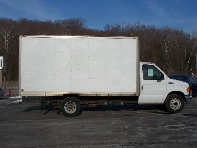 Picture of a 2005 Ford E-Series Van