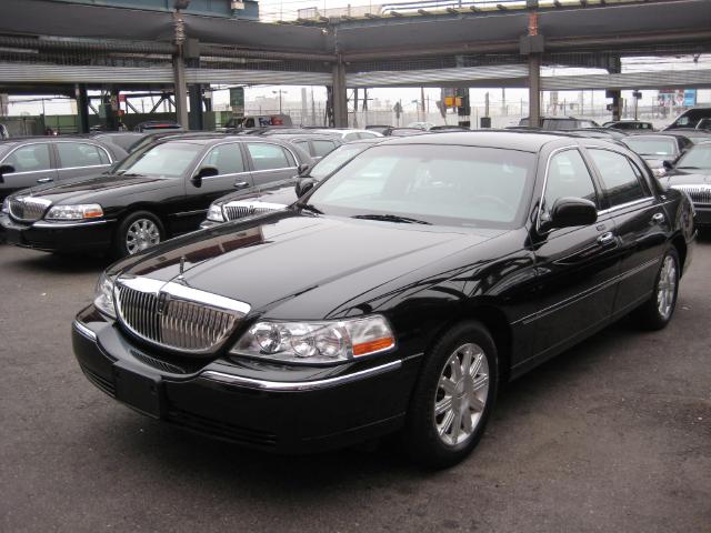 Picture of a 2011 Lincoln Town Car
